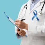 Erkek ürolojik muayenesi süreci, prostat ve idrar yolları değerlendirmesiyle ilgili bilgilendirici görsel