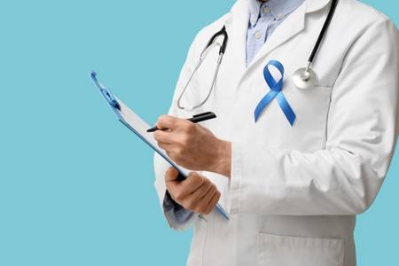 Erkek ürolojik muayenesi süreci, prostat ve idrar yolları değerlendirmesiyle ilgili bilgilendirici görsel