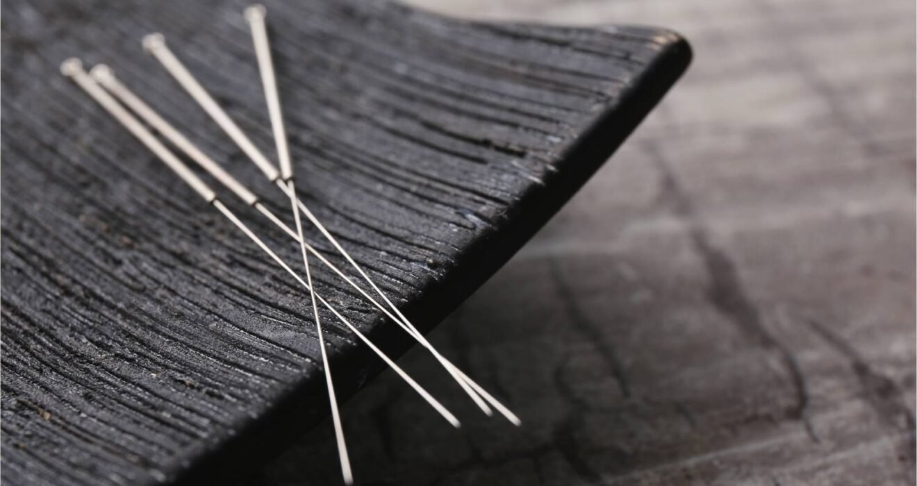 Kronik prostatit belirtilerinin yönetiminde akupunkturun destekleyici bir yaklaşım olarak değerlendirildiğini gösteren temsili görsel